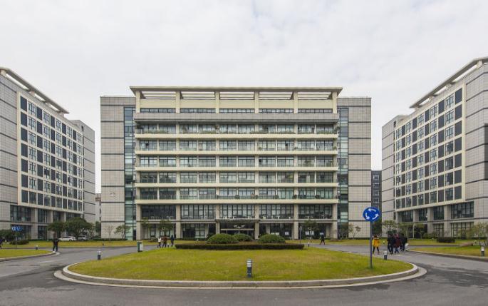 上?？偛?號(hào)尊享商務(wù)空間，招商熱線直通未來商機(jī)！