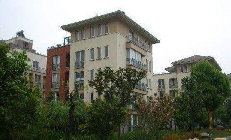 上海格蘭云天別墅區(qū)：高端居住品質(zhì)，便捷交通生活